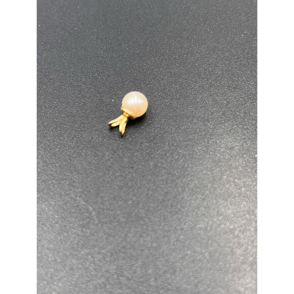Small Stamped 14K Yellow Gold Cream Off White 5.5 mm Pearl Pendant .5 grams - Picture 4 of 8